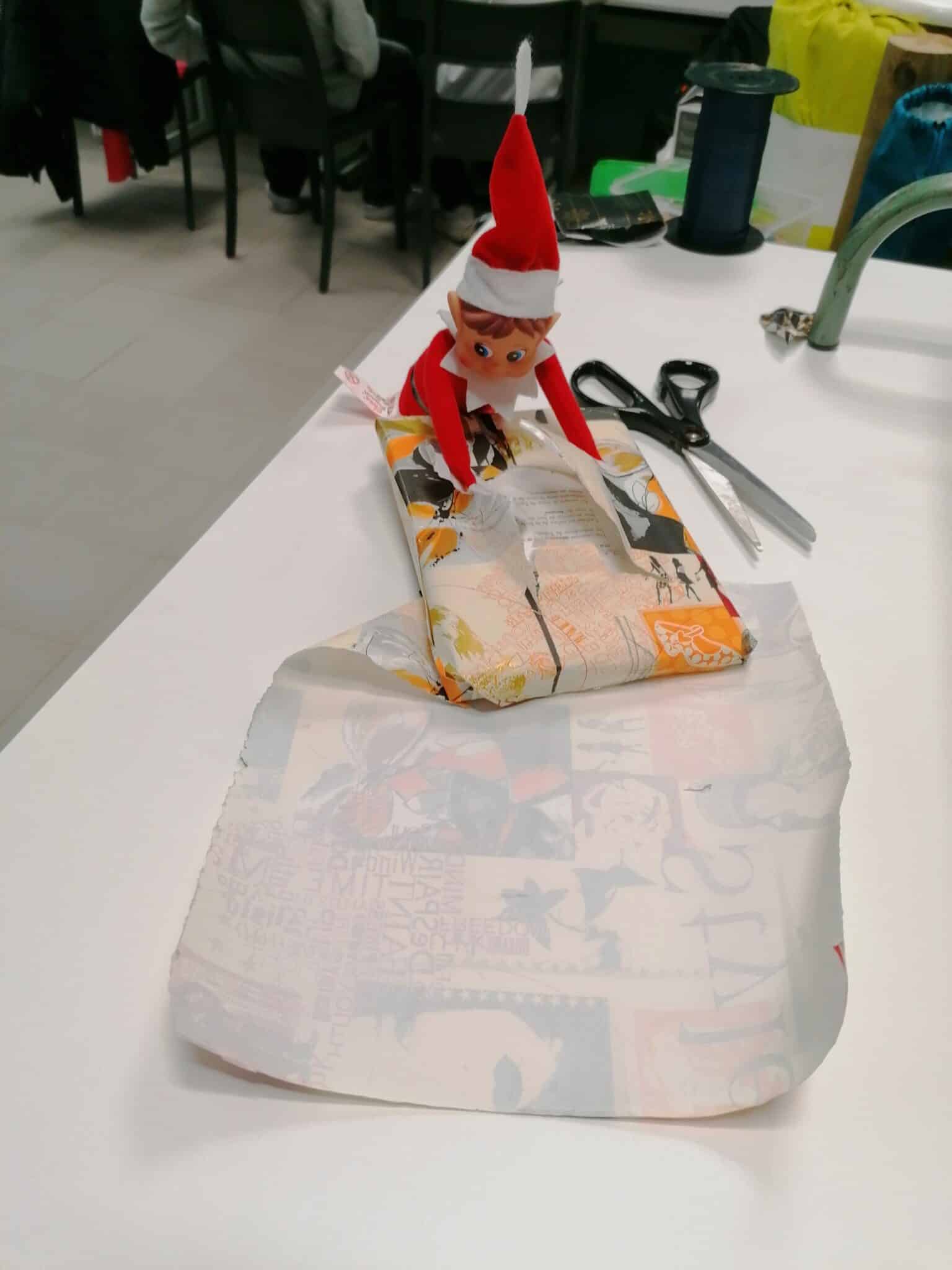 Le lutin farceur déballe les paquets cadeaux